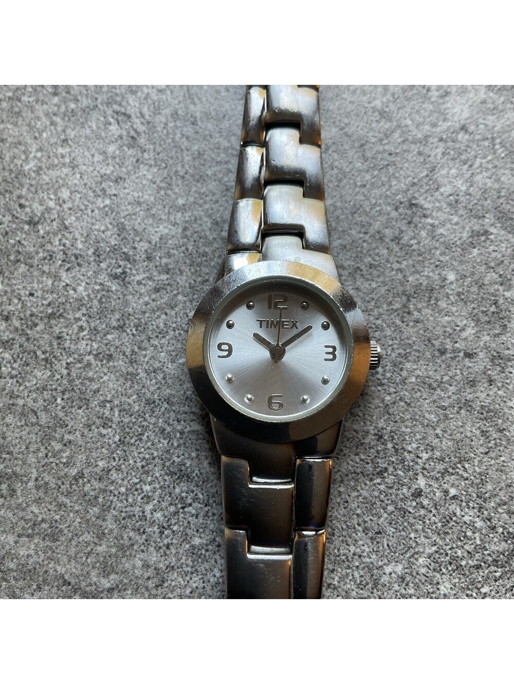 Beautiful Vintage Timex Womens Watch Silver Tone Case and Band Bin K
